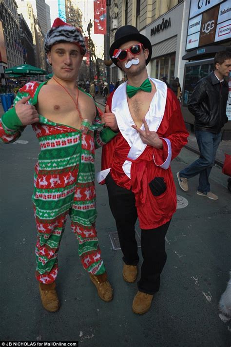 Santacon Annual Bar Crawl Comes To Times Square Daily Mail Online