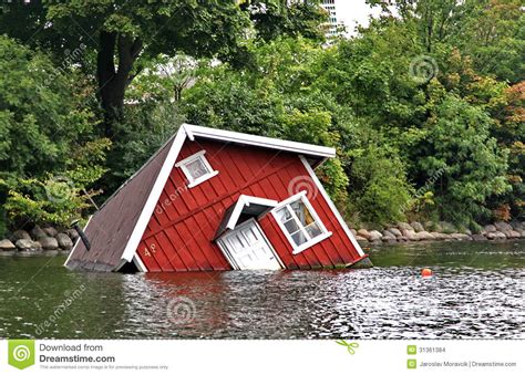 Grâce à ses 21 pinces, vous retirez plus de poils qu'avec une épilation classique. Maison Rouge Sous L'eau à Malmö Images stock - Image: 31361384