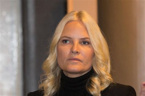 Die kronprinzessin spielte eine aktive rolle bei der einrichtung des humanitären fonds des kronprinzenpaars anlässlich ihrer hochzeit. Kronprinzessin Mette-Marit: So geht es ihr heute mit ihrer Krankheit | GALA.de