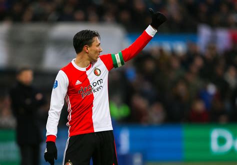 In the game fifa 20 his overall rating is 80. VI: 'Steven Berghuis tekent deze week bij Ajax'