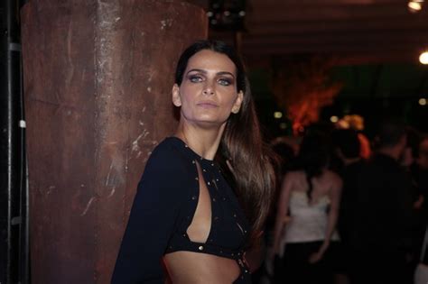 EGO Fernanda Motta passa saia justa por causa de vestido Não tirem foto notícias de Moda