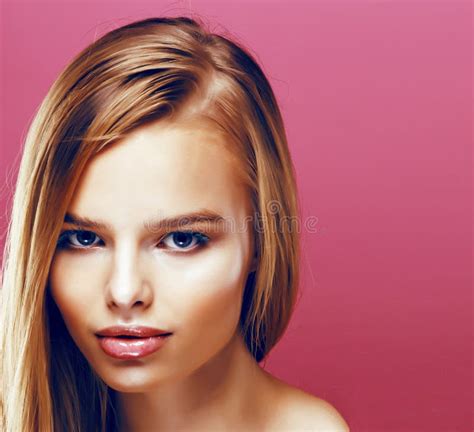 Jovencita Rubia Mujer Real Con Peinado Cerca Y Maquillaje En Fondo Rosado Sonriendo Imagen De