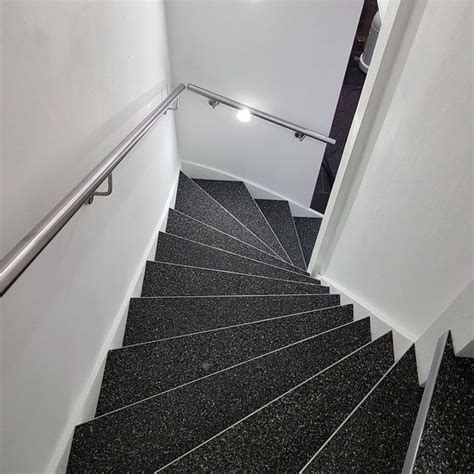 Treppenstufen werden im prinzip genauso verfliest wie andere flächen. Treppe neu verkleiden mit Steinteppich - Fugenloser Boden ...