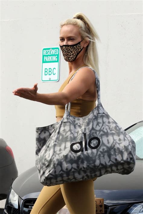 Many expats find it difficult to arrange vehicle leasing until they have built up a us credit history credit: PETA MURGATROYD Leaves DWTS Rehearsal in Los Angeles 09/18 ...