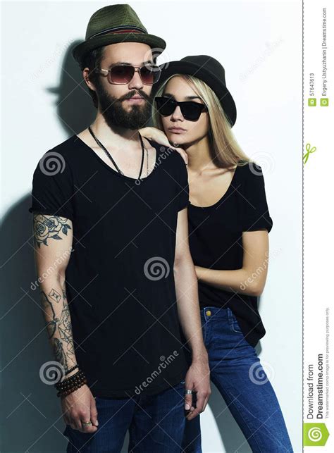 Manier Mooi Paar In Hoed Samen Hipsterjongen En Meisje Stock Afbeelding Image Of Manier Leuk
