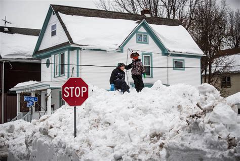 Buffalo Braces For Flooding As Seven Feet Of Snow Starts