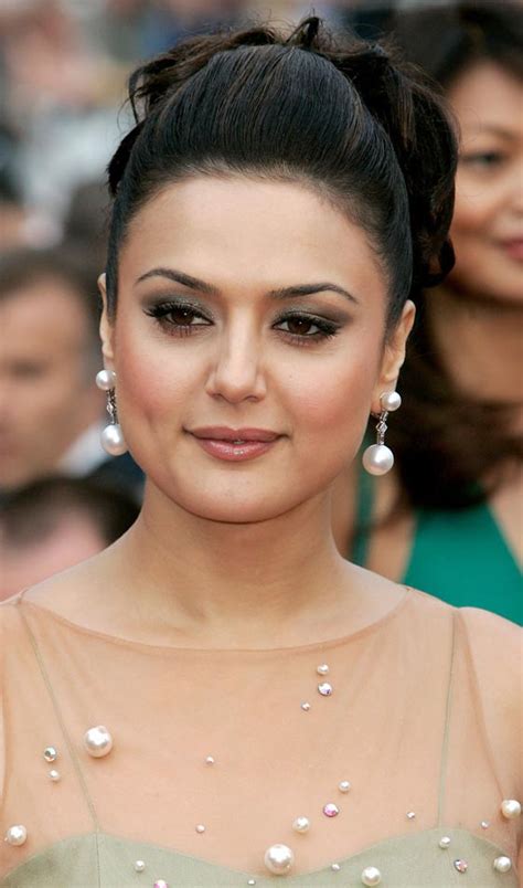 None can compete them when it comes to flaunting sarees in public functions. Top 10 Famous Indian Celebrity Hairstyle Inspirations 2018 ...