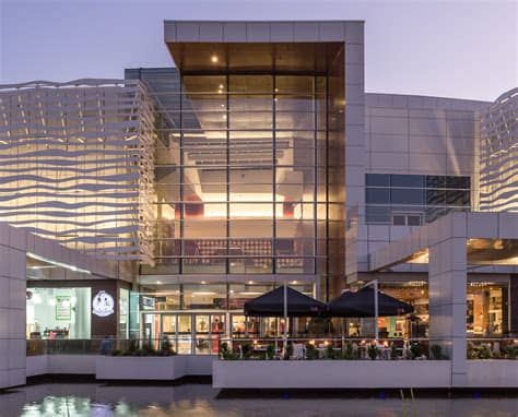 International plaza is the most distinctive shopping and dining destination of florida's west coast, featuring 200 specialty stores and 16 restaurants, plus neiman marcus, nordstrom, dillard's, and. Mall Plaza Oeste | Bliss Fasman
