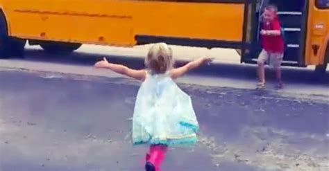 Vídeo Adorable Del Año Esta Niña Corre A Abrazar A Su Hermano Cada Vez Que Llega En Su Autobús