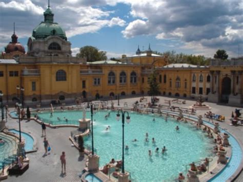 Budapest nacque ufficialmente nel 1873 dall'unione delle città storiche di buda e pest, ubicate a ovest del danubio, con l'abitato di pest, situato sulla riva opposta del fiume e anch'esso di antiche origini. Bagni termali Lukacs - Budapest, Ungheria - Viaggi ...