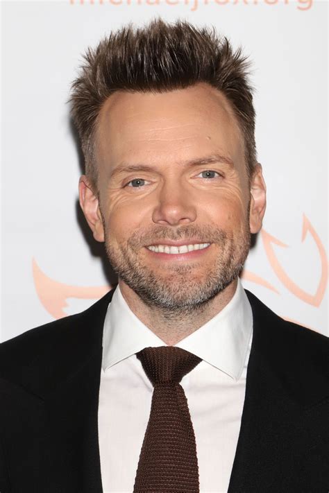 Rom Comsci Fimurderhappily Clicks With Star Joel Mchale