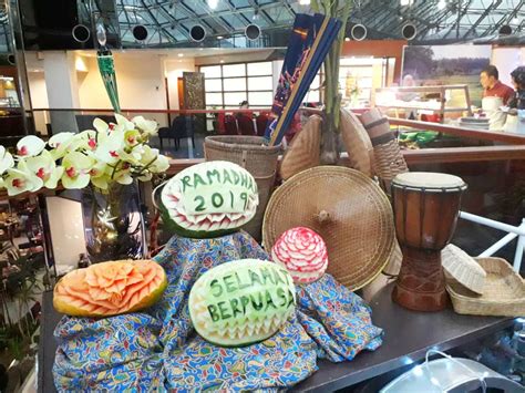 Pada buffet ramadhan kali ini, gabungan hidangan rakyat malaysia telah disediakan seperti udang sambal tumis petai, bubur hidangan di nook aloft kuala lumpur sentral pada buffet ramadhan 2019, menampilkan tema ''selera indonesia.'' Menikmati 'Sajian Tradisi Zaman ke Zaman' Iftar Bufet di ...