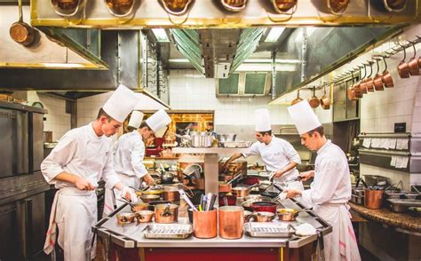 Pour les cours de cuisine en groupe, vous pouvez soit rejoidnre un groupe existant chez le chef, soit invité vos amis et votre famille à domicile. cuisiniers | Cuisinier, Grand chef cuisinier, Grand chef