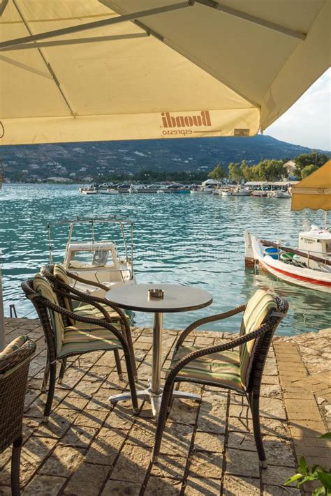 De ionische eilanden van griekenland zijn misschien wel de allermooiste eilanden van europa. Kuststraat Met Restaurants In Dorp Van Vasiliki, Lefkada ...