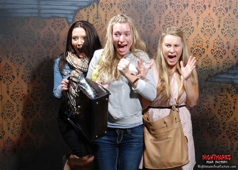 Fmlnews 23 Hilarious Photos Of People Freaking Out In Haunted Houses Fml