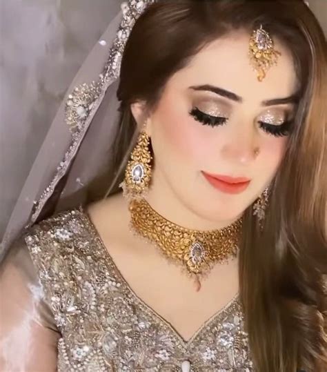 Pin By Abdellah Maliki On Vêtements Et Accessoires In 2021 Bridal Makeup Images Pakistani