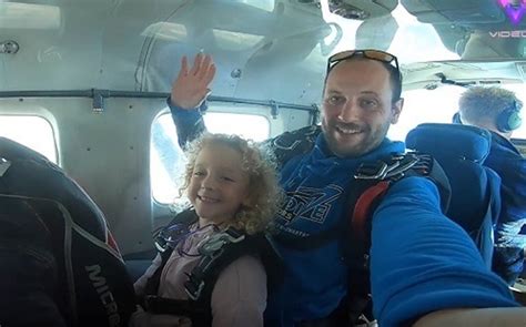 Niña De 6 Años Se Convierte En Paracaidista Más Joven De Reino Unido
