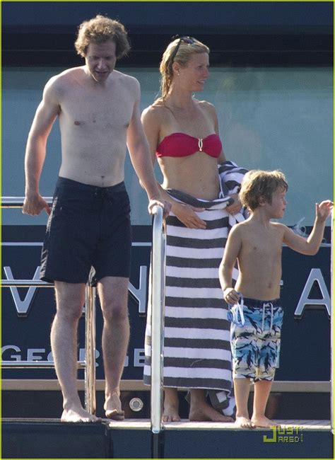 Gwyneth Paltrow Bikini Babe With Apple Moses Photo Apple Martin Celebrity Babies