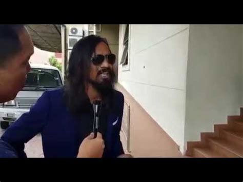 Sofi jikan cakap ada org nak jatuhkan farid kamil 'bigo live'. Sofi Jikan hadir di mahkamah bagi memberi sokongan kepada ...
