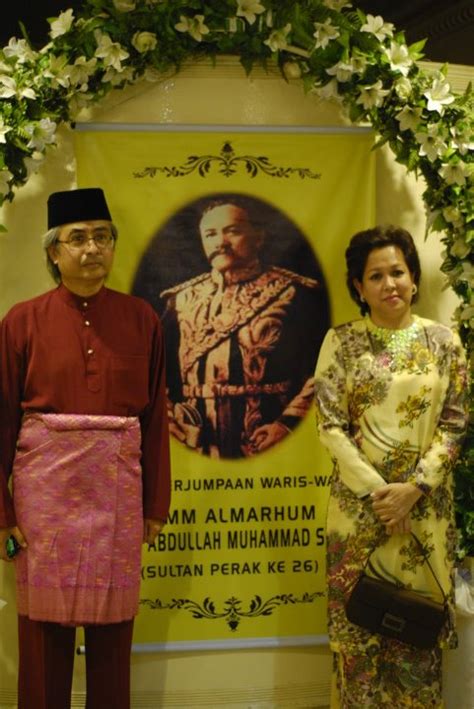 * dikurniakan tiga orang puteri, puteri tunku soraya, datuk seri diraja tunku sarina (kembali ke rahmatullah pada 31 ogos 1991 pada usia 31 tahun) dan datuk seri tunku puteri intan safinaz. Duli Mahkota : Mengenali Sistem Perlantikan Bakal Sultan ...