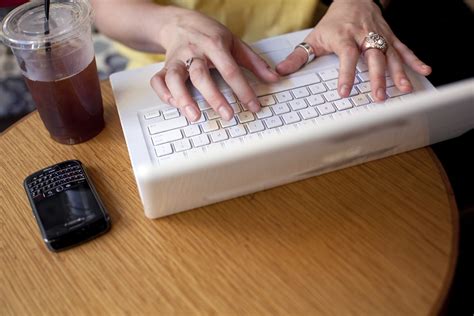 هل تبحث عن وظيفتك الأولى؟ إليك 10 قواعد حاسمة - CNN Arabic