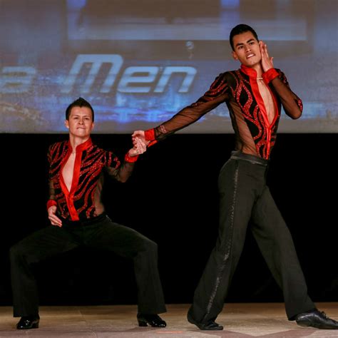 Pareja De Hombres Brilla Bailando Salsa En Tv De Usa Cuba Eterna