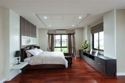 We bring to you inspiring visuals of cool homes, specific spaces, architectural marvels and new design trends. Bedroom Design Ideas With Hardwood Flooring | Modern ...