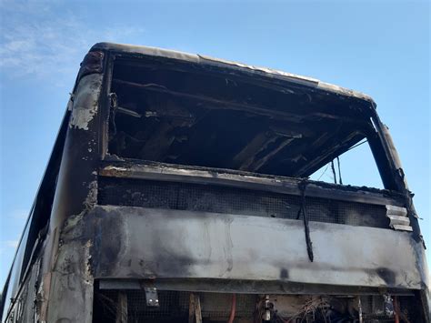 A forgalmat csúcsidőszakon kívüli napi munkavégzésekkel ütemezve korlátozzák. Ennyi maradt az M7-esen lángoló buszból - új, közeli ...