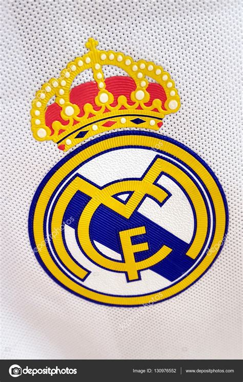 Lancés à la poursuite de l'atlético madrid (66 points), le fc barcelone (65pts) et le real madrid (63 pts) s'apprêtent à disputer un duel crucial pour leur saison. Logo "Real Madrid", Berlín . — Foto editorial de stock ...