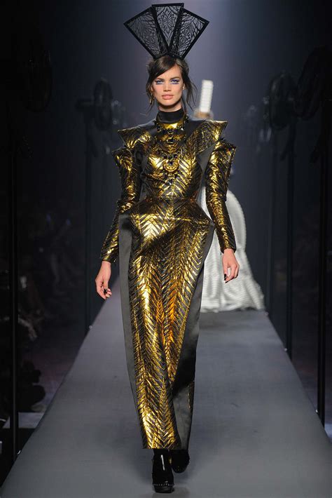 Avec l'ère jean paul gaultier, hommes, femmes et enfants se mettent aux rayures horizontales, à porter sous une robe, avec un petit gilet ou des sus à la marinière! Jean Paul Gaultier FW2015 - haute|hot couture news