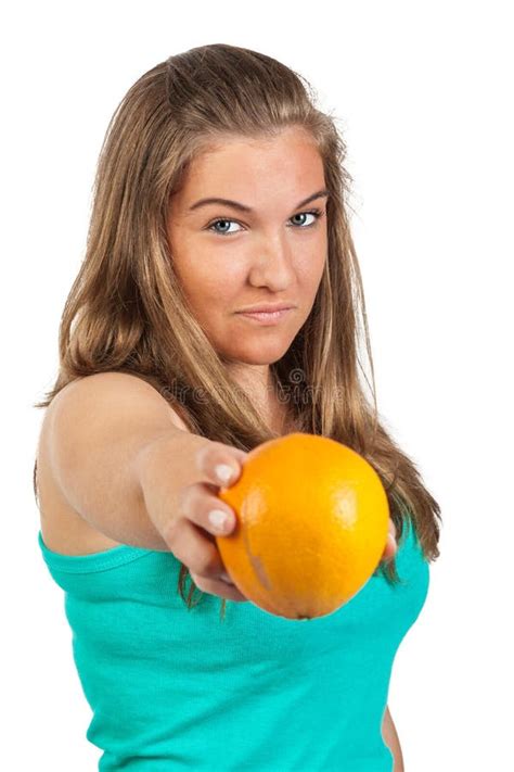 Jeune Femme Retenant Une Orange Image Stock Image Du Lumineux Frais