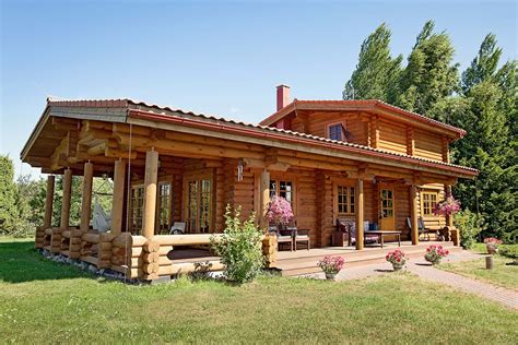 China Magnificent Log House Prefabricated Wooden House Factory For Sale