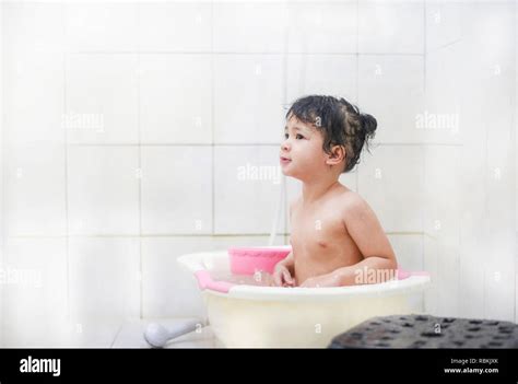 Los niños baño de ducha Asia chico chica tomando un baño jugando niña años se baña en la