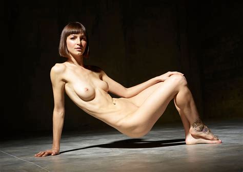 Lean Angular Brunette Poses Nude Thegreatnude Tv A Figurative Arts Magazine A Collection