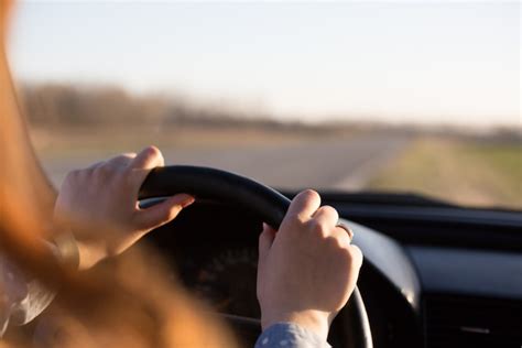 Las Manos Del Hombre De Un Conductor En El Volante De Un Automóvil