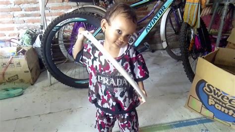 Kemudian ia mengajakku ke dalam kamar. Cara main hulahop untuk si kecil - YouTube