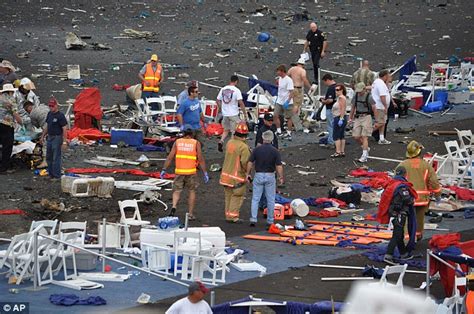 Dimana perang yang melibatkan jerman dan jepang melawan amerika serikat dan sekutunya ini banyak membawa dampak buruk, seperti kematian 70 juta nyawa dan dimulainya perang dingin yang masih bisa kita rasakan. Pesawat Perang Dunia Kedua terhempas ke atas penonton ...