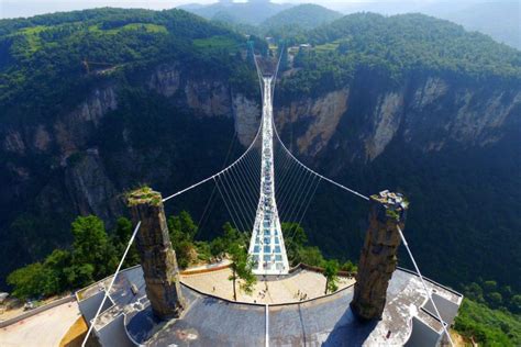 Wilayah hunan di china telah menugaskan jambatan kaca telus yang merangkumi 370 m (1,214 kaki) di atas zhangjiajie grand canyon. Dikunjungi Lebih dari 8.000 Orang, Jembatan Kaca di China ...