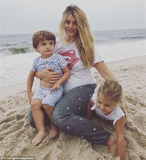 Pregnant Daphne Oz Shows Off Bump On Instagram Daily Mail Online