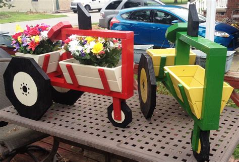 Cute Tractor Planters Small Wood Projects Wood Pallet Projects Woodworking Projects Diy