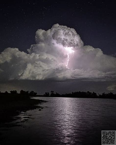 56 Stunningly Awesome Photographs Of Lightning Clouds Storm