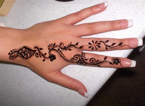 Make your belly stand out with a giant henna mandala, also great for maternity photo shoots. 20 Cool Small Henna Designs Pictures 2020 - SheIdeas