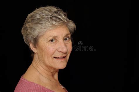 Vackra äldre Kvinnliga Porträtt 50 år Gammal Kvinna Fotografering För