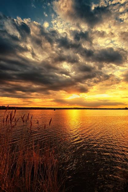 Premium Photo Beautiful Lakeside Sunset With Dramatic Sky And Clouds