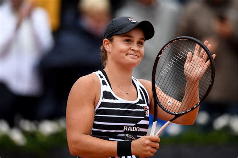 The nature of barty's injury is the right arm, despite having another strapping on her left leg. Ashleigh Barty trifft im Paris-Finale auf Marketa ...