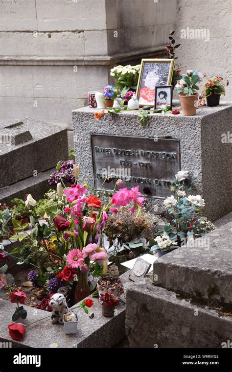 La Tombe De Jim Morrison Pere Lachaise Cemetery Paris France Août