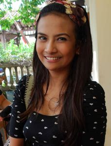 Vanessa angel (kanan) mendatangi polda jawa timur sebelum meninggalkan surabaya untuk kembali ke jakarta, senin (7/1). BERBAGI ILMU: Kumpulan Foto dan Profil Vanessa Angel