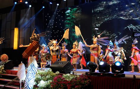 Beliau dianugerahkannya ketika program digital kenyalang yang dirasmikan oleh datuk patinggi abang haji abdul rahman zohari bin tun abang haji openg (abang jo) iaitu ketua menteri sarawak di penview convention centre demak ( pccd ). State Gawai Celebration 2017 (Imperial Hotel, Kuching ...