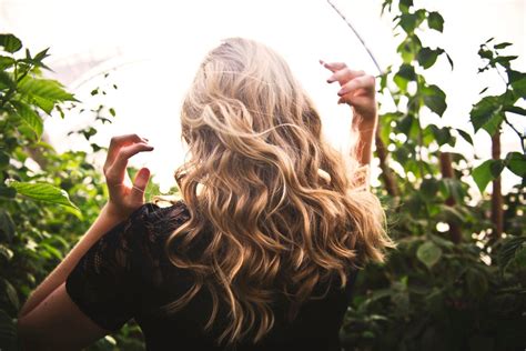 Curling your own hair is hard, but this tilting adjustable wand makes it easier. 5 Best Curling Wand for Beach Waves of 2020 - Cosmetize UK