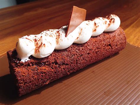 Lembutnya tekstur bolu berpadu dengan manisnya coklat. Cara Membuat Kue Bolu Gulung Coklat yang Lembut